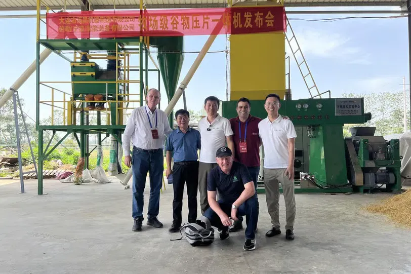 Taking a group photo with the expert delegation