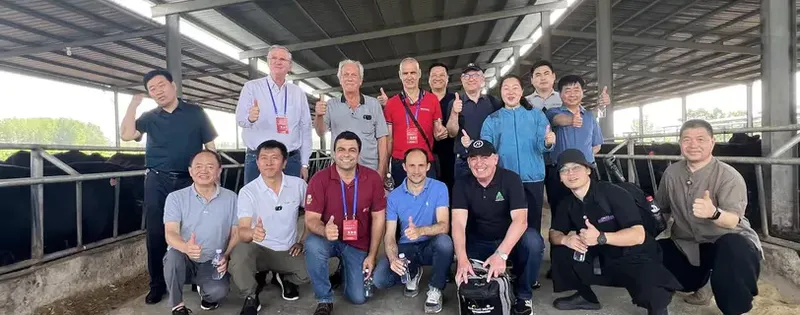 Taking a group photo with the expert delegation