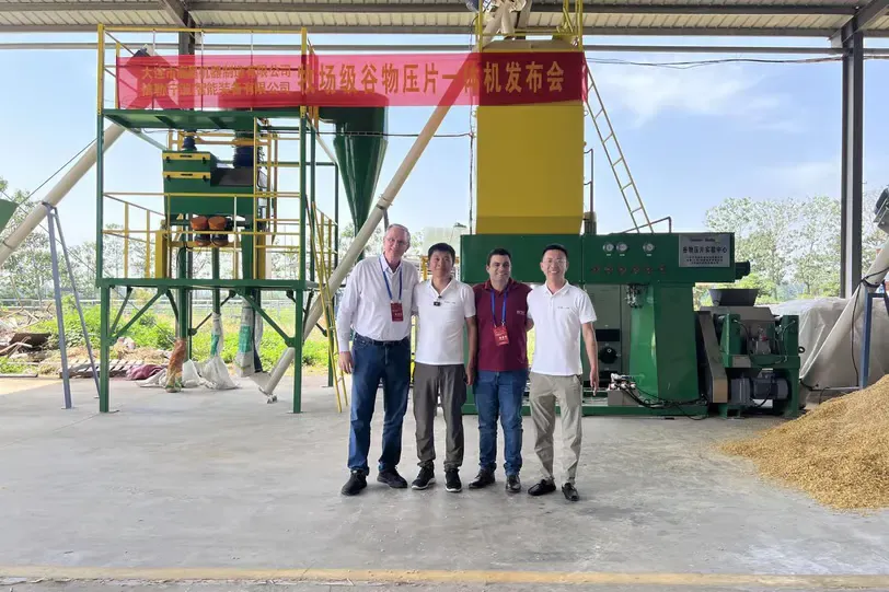Taking a group photo with the expert delegation